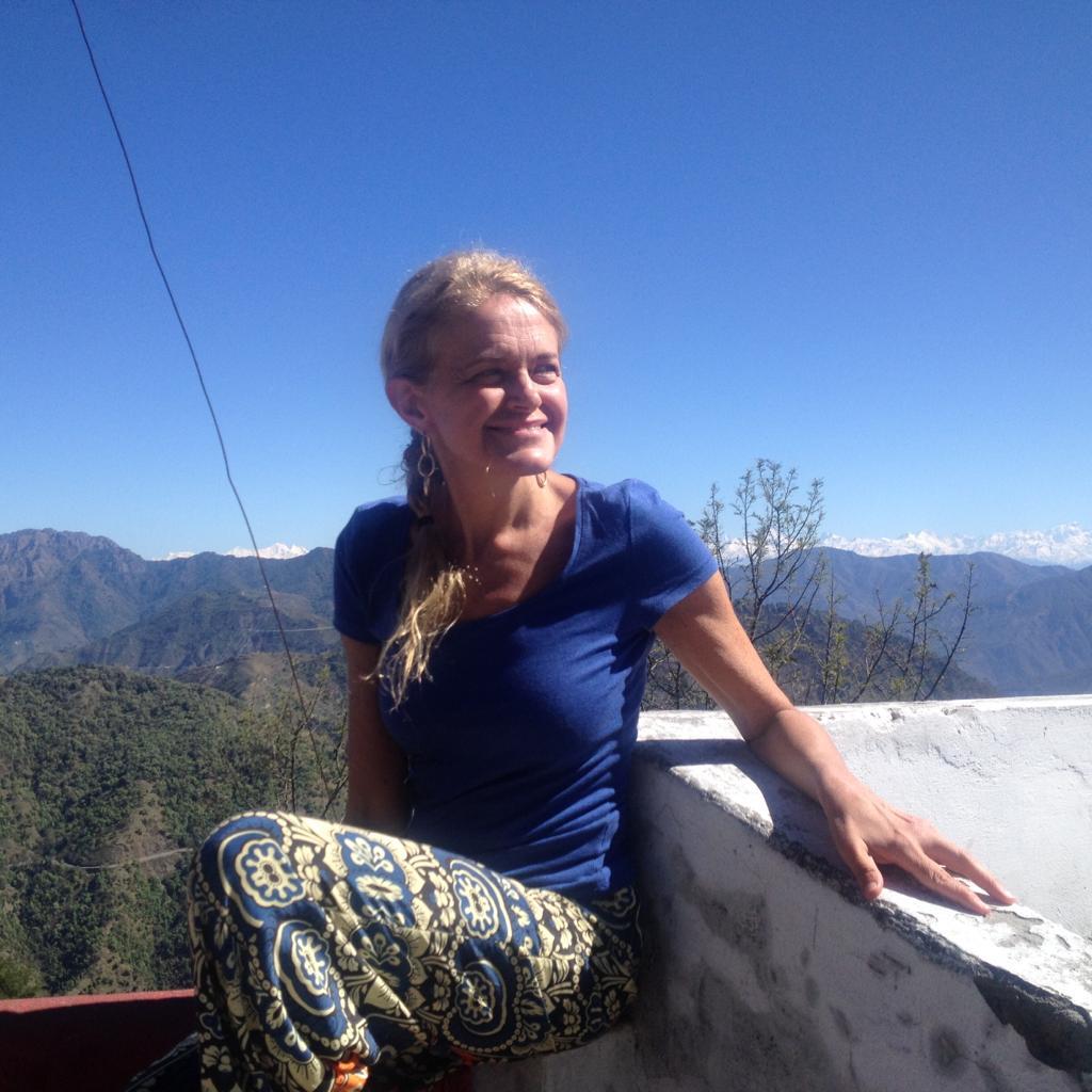 Izabella professeure Brésilienne de Yoga. Initie le yoga pour tous et privilégie une alimentation yogi